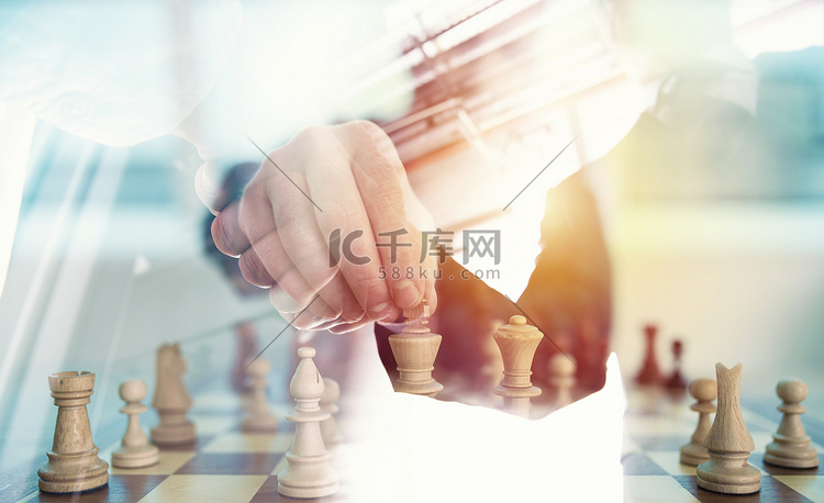 商务策略与象棋游戏和握手业务人