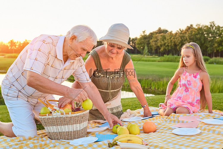 老年人与孙子野餐.