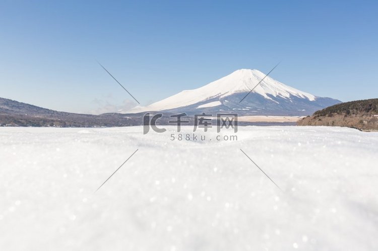 日本冰天雪地的山中湖冬季富士山