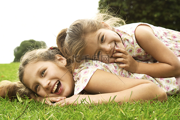 两姐妹笑和公园里玩