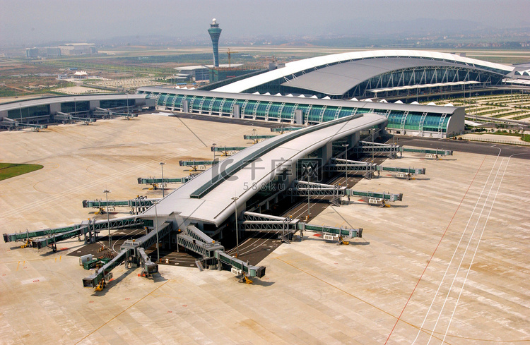 广州白云国际机场在广州市，华南