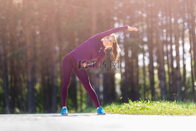 在公园健身训练之前, 年轻的女