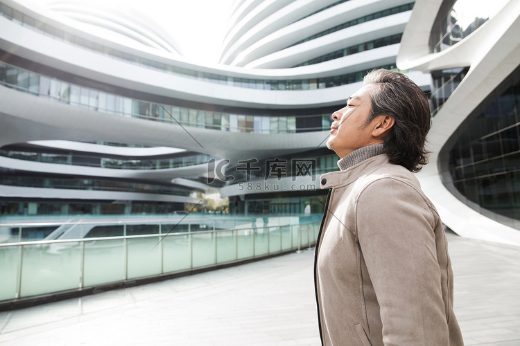 自信的商务男士