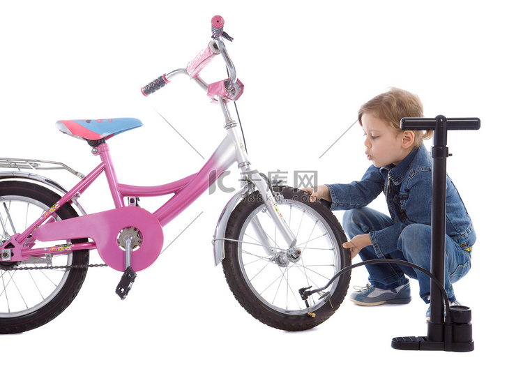 年轻的女孩充气轮她的自行车