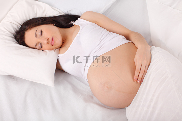 睡怀孕的女人