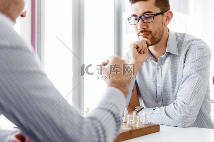 两个年轻人下国际象棋的肖像。两