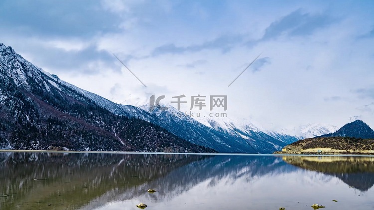 西藏旅游景点然乌湖倒影风光