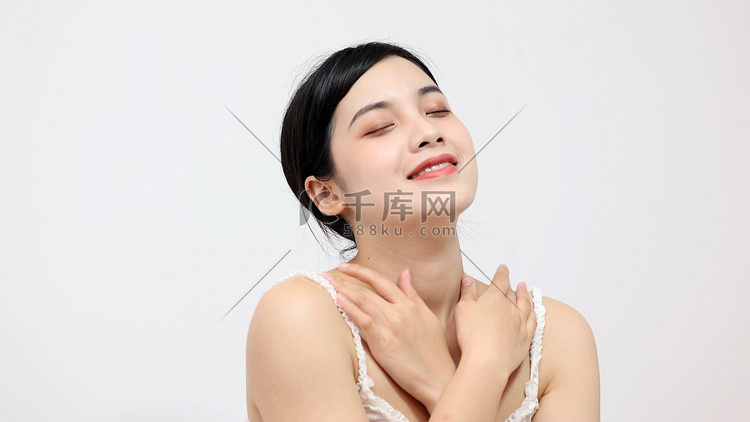 甜美年轻女性美肤美白面部特写动