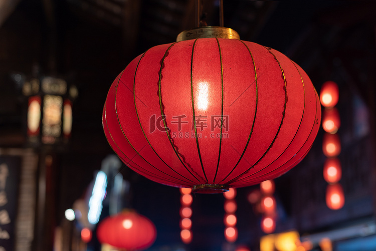一群红色的中国灯笼在夜间亮起