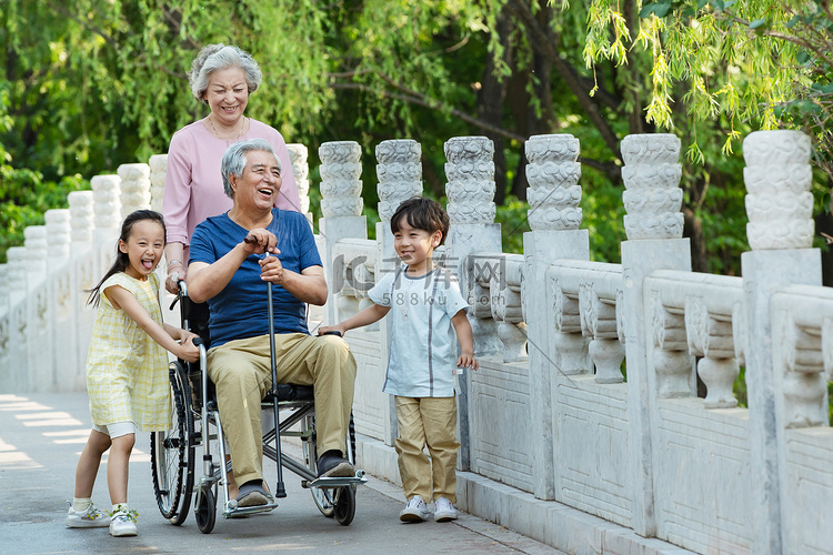 欢乐家庭在公园里