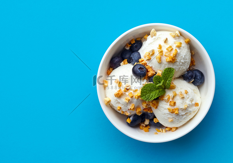 碗里的香草冰激淋与蓝莓和芒果片
