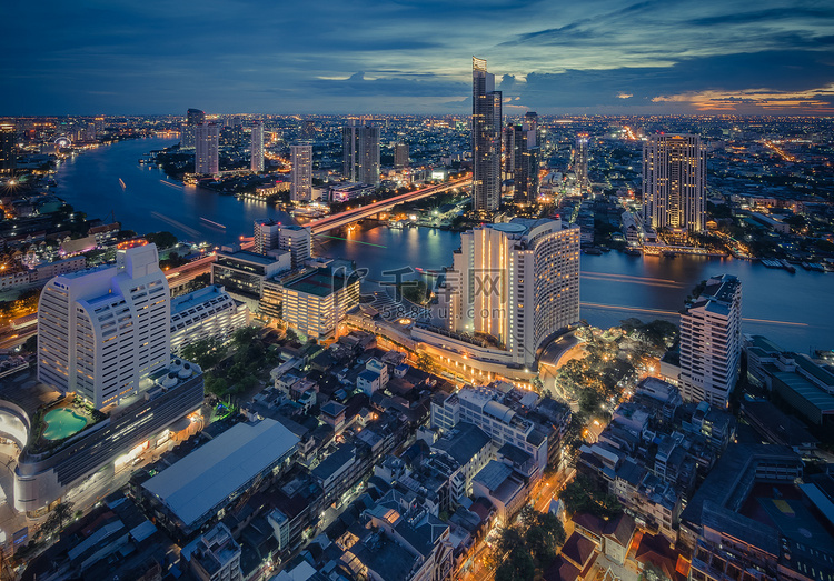 曼谷夜景观与现代建筑
