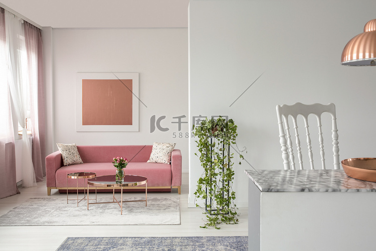真正的照片粉红色的沙发, 植物