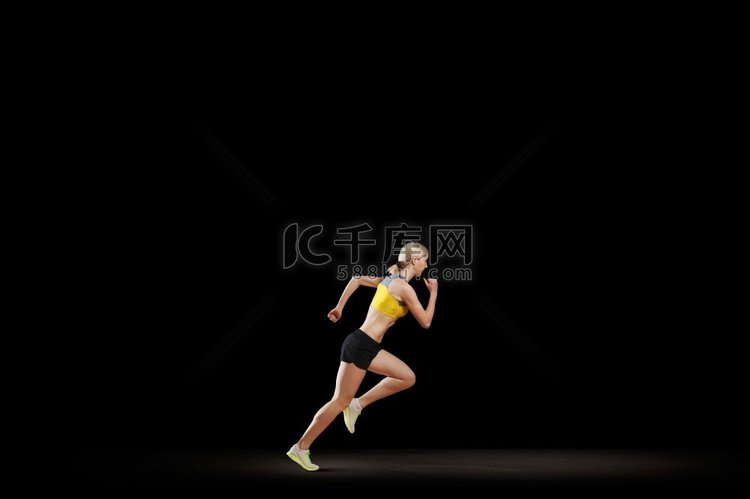 全速前进。年轻女子运动员跑得快