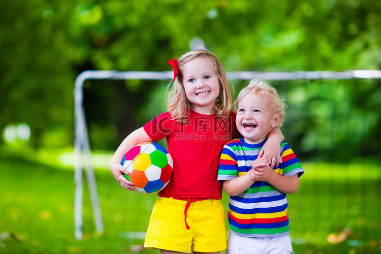 孩子们在公园踢足球