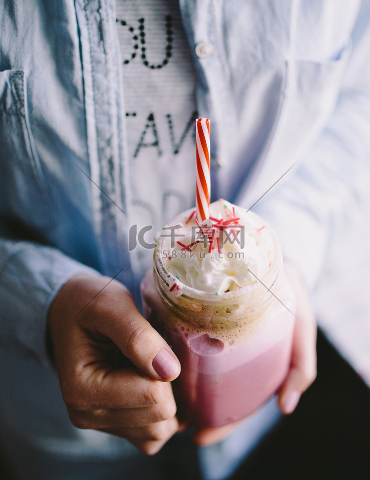 女孩抱着杯粉红咖啡