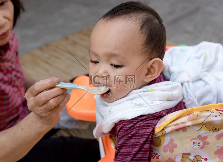 婴儿用勺子吃的食物