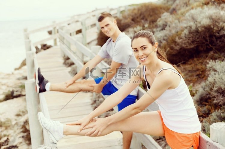 跑步者。一对年轻夫妇在海滩上锻