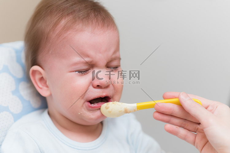 婴儿哭了，不肯吃蔬菜泥