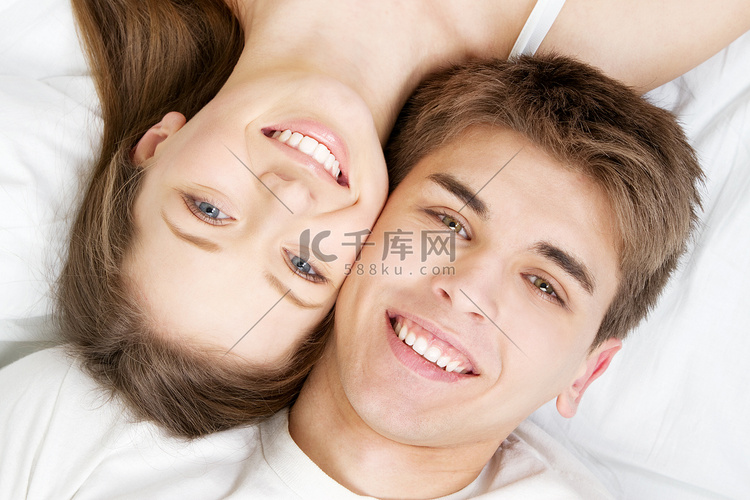 美丽的年轻夫妇在床上
