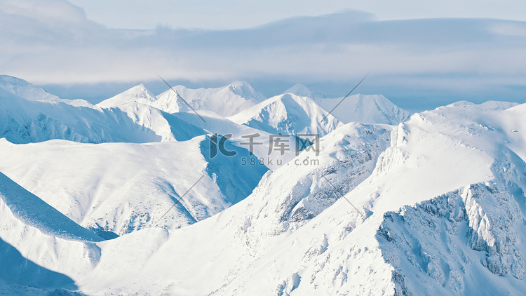 背阴蓝天白雪覆盖的山顶-冬季山
