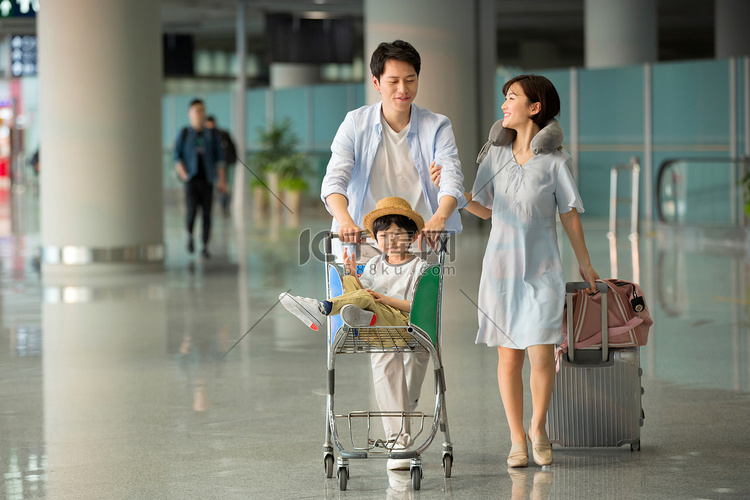 快乐家庭在机场候机厅