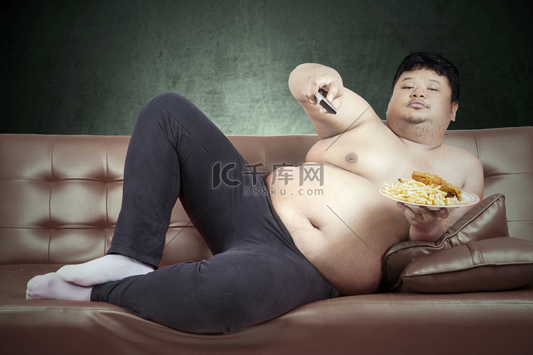过度肥胖的男子吃快餐