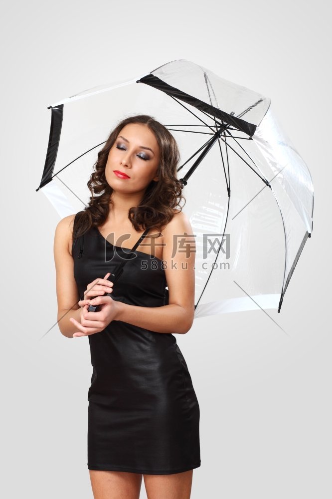 画室里穿着黑裙撑着伞的女人的肖