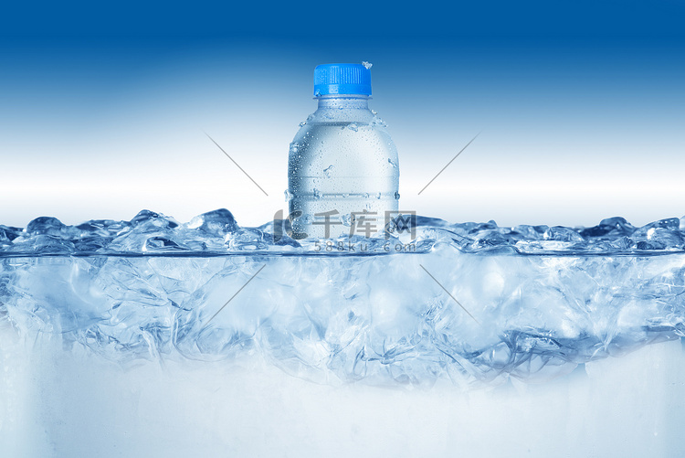 在冰块中的冷矿泉水瓶。