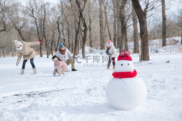 快乐的一家人在雪地里玩耍