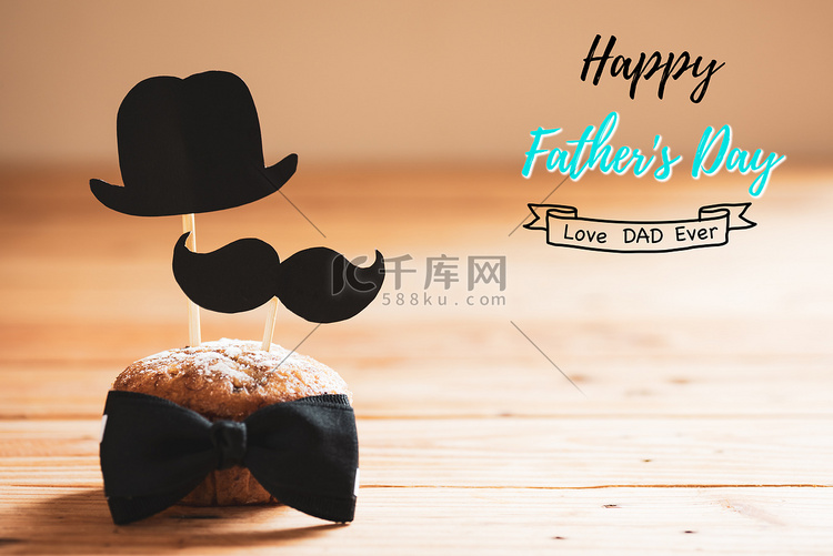 快乐的父亲日概念。木桌背景黑色