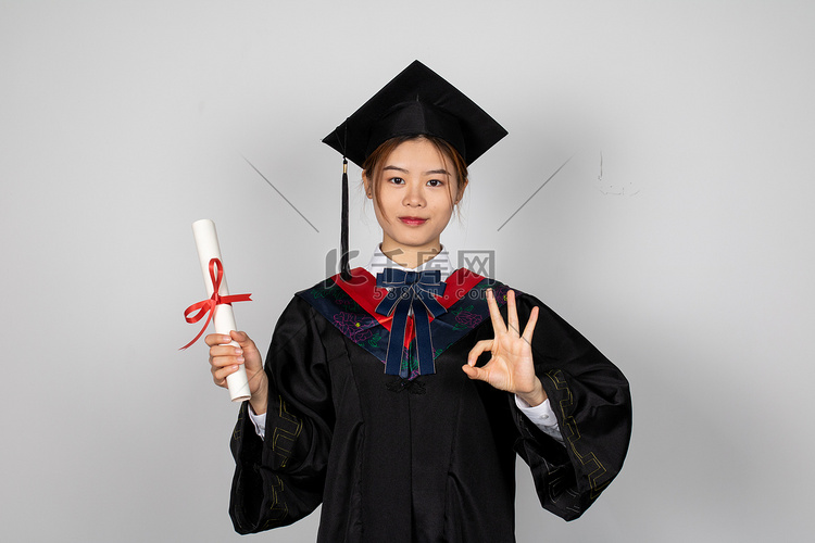 毕业季穿学士服的毕业大学生1