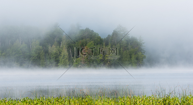 夏晨雾雾从湖上升入凉爽的空气.