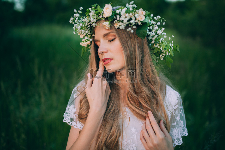 新娘在乡村鲜花花圈