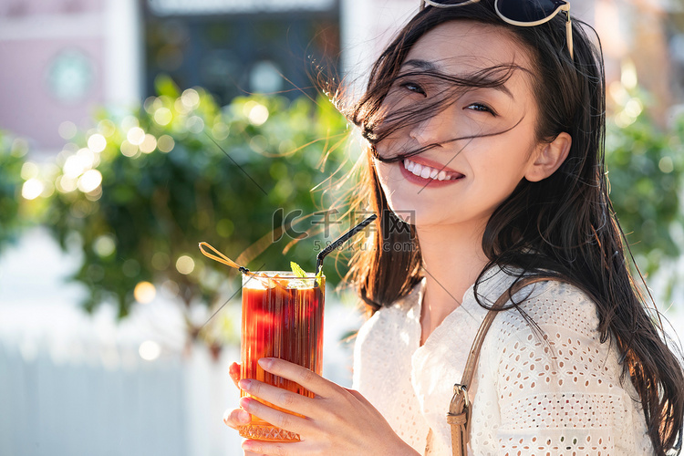 快乐的青年女人拿着夏日饮品