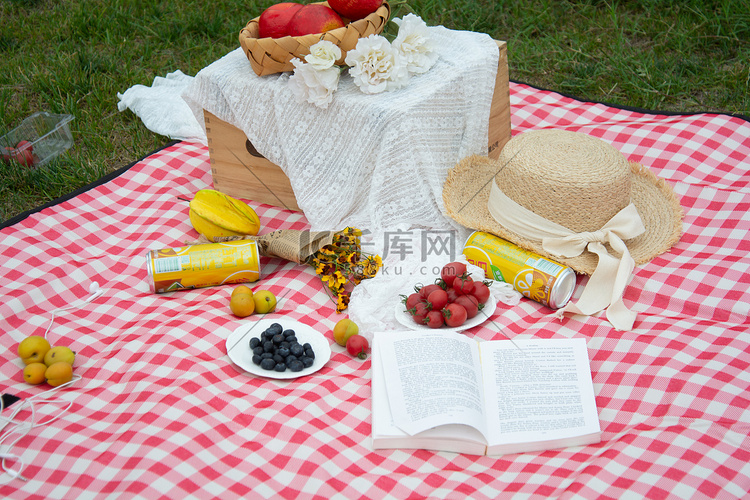 露营夏季美食食物草地摆放摄影图