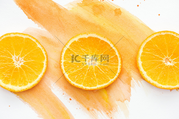 三橙片在白色表面上的橙色水彩的