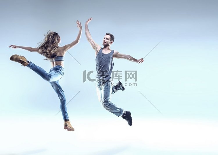 两个年轻的霹雳舞者在一个跳跃的