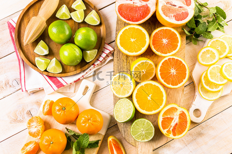 不同种类的柑橘类水果