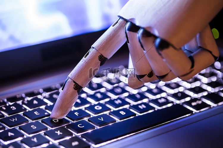 机器人手在笔记本电脑上打字的关