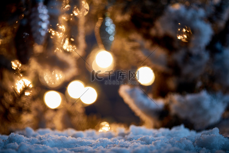 在雪地里用圣诞球和夜晚的灯把云