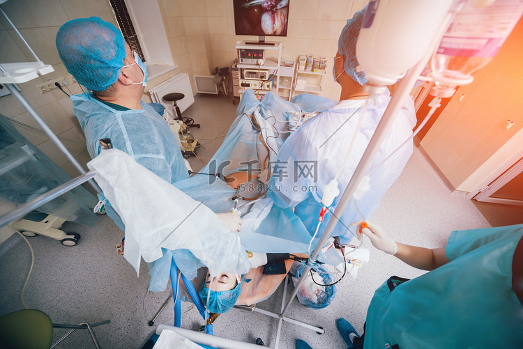 使用腹腔镜设备进行妇科手术的过
