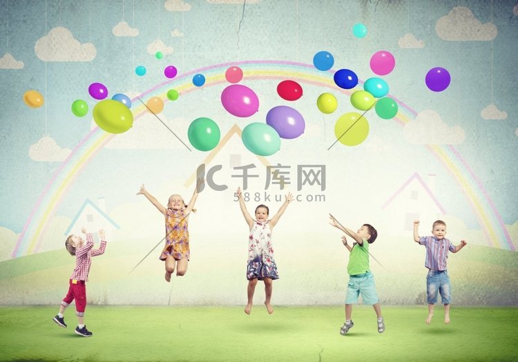 顽皮的孩子抓气球。一群快乐的孩