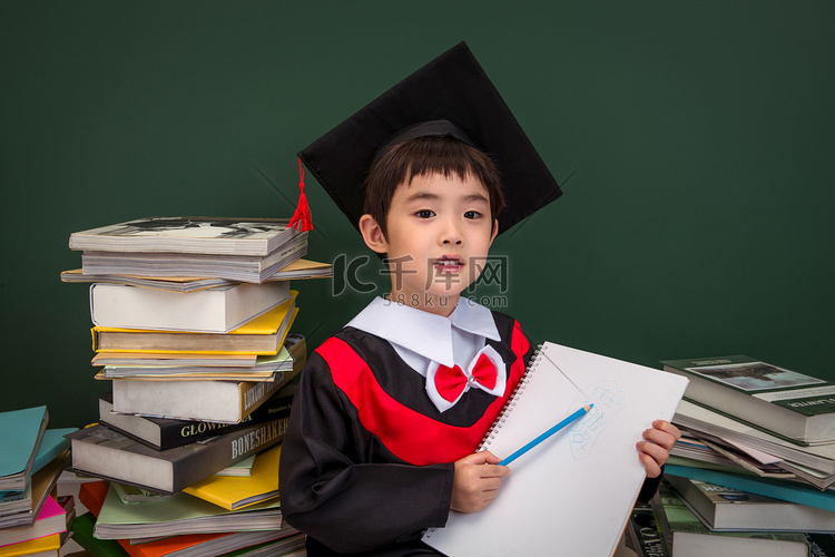 穿着学士服的小学男生