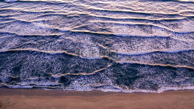 清晨黄昏下的海水浪花