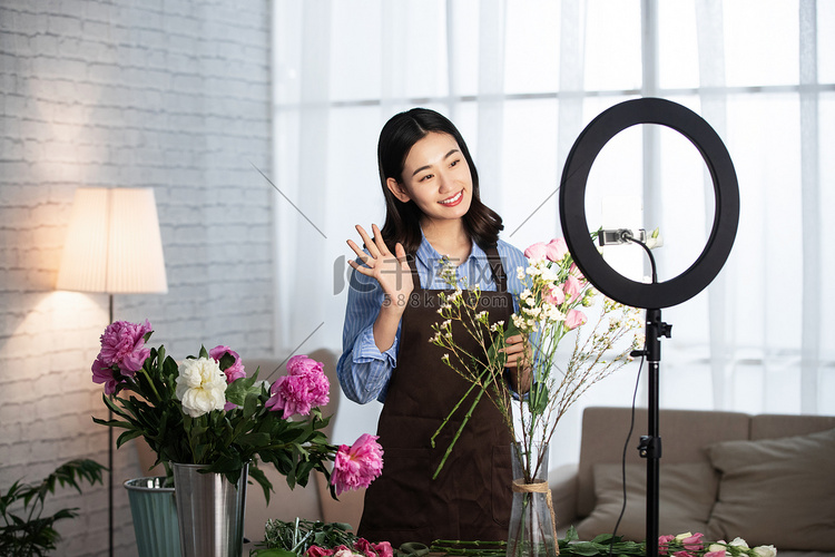 青年女人在线直播插花艺术