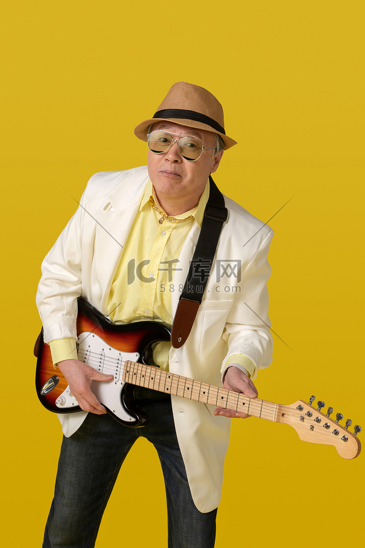 弹吉他的快乐老年人