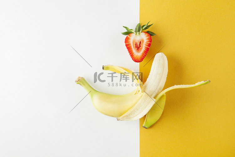 黄色的白色背景上的草莓香蕉水果