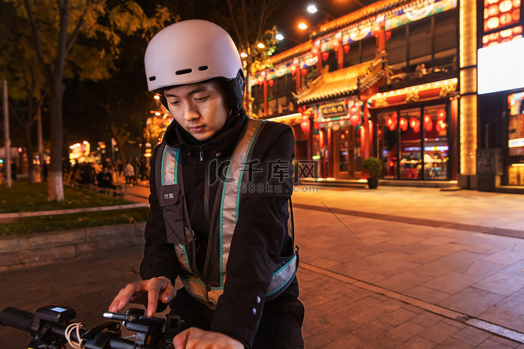 夜晚餐厅外等待订单的代驾员