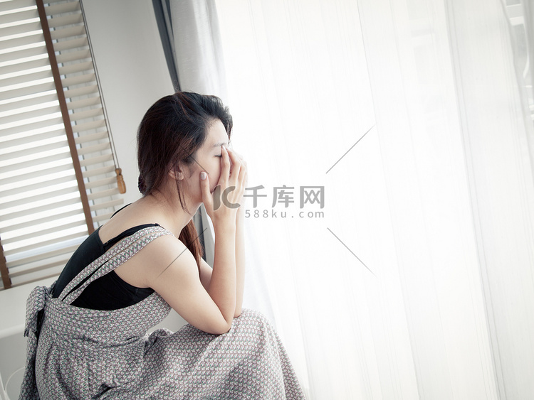 伤心女人独自坐在房间里